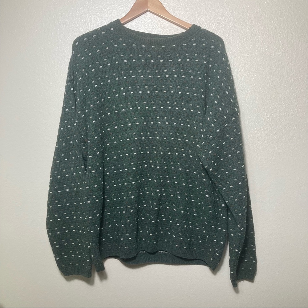 Northeast Outfitters. Men’s Cotton Sweater in Forest Green with Woven details